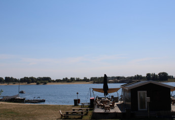 Vista sul lago dalla tenda safari al parco ricreativo e marina Rhederlaagse Meren nei Paesi Bassi.