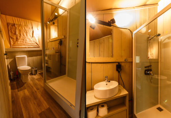 Interieur van de badkamer in een safaritent op Recreatiepark en Marina Rhederlaagse Meren, Nederland.