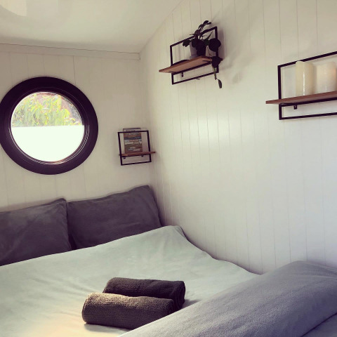 Gezellige slaapkamer op een woonboot bij Recreatiepark en Marina Rhederlaagse Meren in Nederland.