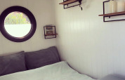 Gemütliches Schlafzimmer auf einem Hausboot im Erholungspark und Yachthafen Rhederlaagse Meren, Niederlande.