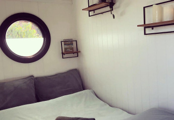 Gemütliches Schlafzimmer auf einem Hausboot im Erholungspark und Yachthafen Rhederlaagse Meren, Niederlande.