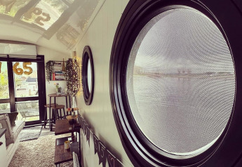 Vista degli interni di una houseboat al parco e marina Rhederlaagse Meren nei Paesi Bassi.