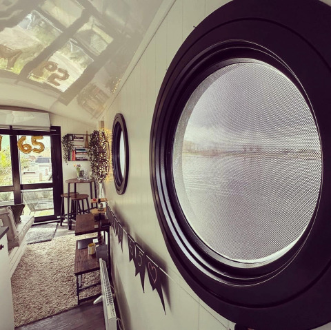 Vista interior de una casa flotante en el parque recreativo y puerto deportivo Rhederlaagse Meren.