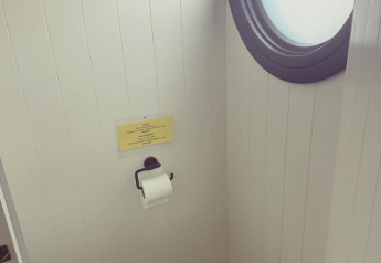 Toilet med rundt koøjevindue på husbåd i Recreation park og Marina Rhederlaagse Meren, Holland.