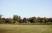 Vue du parc de vacances Feather Down De Kalverweide avec lodges et champs verts en Overijssel, Pays-Bas.