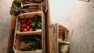 Verduras frescas como zanahorias, pimientos y coliflor en cajas de madera en una granja en Hauts-de-France.