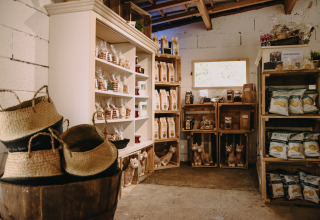 Interieur van een hoevewinkel bij Feather Down Fermette des trois tilleuls, Hauts-de-France, Frankrijk.