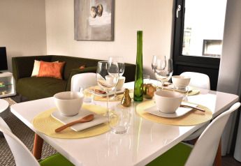 Modern gedeckter Esstisch und stilvolles Wohnzimmer im Cube la Mer 4 in Schoneveld, Niederlande.