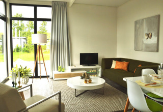 Modernes Wohnzimmer in Cube la Mer 4, Schoneveld, Niederlande, mit großen Fenstern und stilvoller Dekoration.