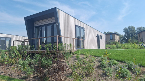 Lodge moderno Just Nature Light presso Marina Strandbad nei Paesi Bassi, circondato dal verde e sole.