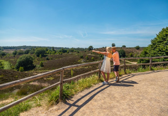 Twee personen genieten van het uitzicht bij Just Nature Light aan Marina Strandbad, Nederland, op een zonnige dag.