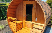 Sauna a botte di legno all’aperto presso Deluxe Sauna, EuroParcs Noordwijkse Duinen, Paesi Bassi, giornata di sole.