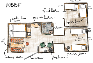 Plano a mano de la Hobbit House 1 mostrando camas, cocina, chimenea y área de comedor en Bélgica.