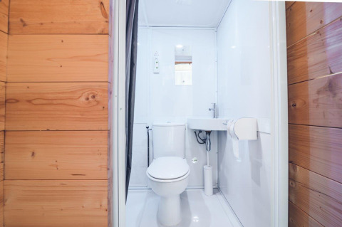 Bagno da campeggio moderno con WC e lavandino in una tenda safari al Holiday park Ackersate, Paesi Bassi.