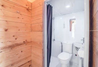 Bagno in una tenda safari presso Holiday park Ackersate, Paesi Bassi, con toilette, doccia e lavandino.