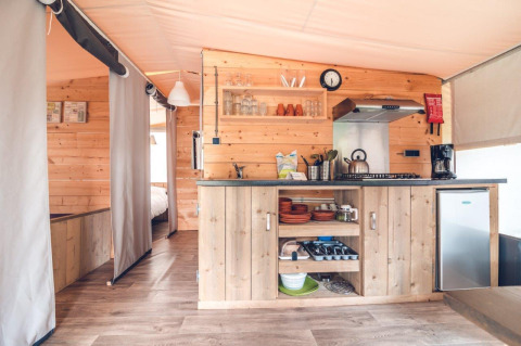 Foto interna di una cucina moderna in una tenda safari al Holiday park Ackersate, Paesi Bassi.