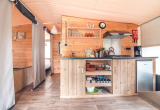 Foto interna di una cucina moderna in una tenda safari al Holiday park Ackersate, Paesi Bassi.