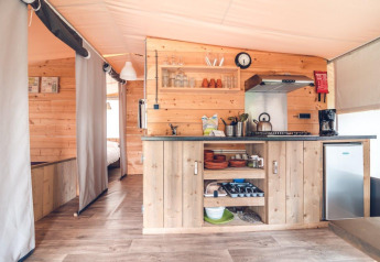 Foto interna di una cucina moderna in una tenda safari al Holiday park Ackersate, Paesi Bassi.
