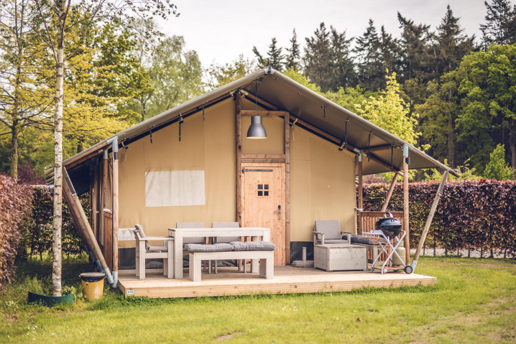 Safari-Zelt 'Vos' im Ferienpark Ackersate in den Niederlanden mit Terrassenmöbeln und Grill.
