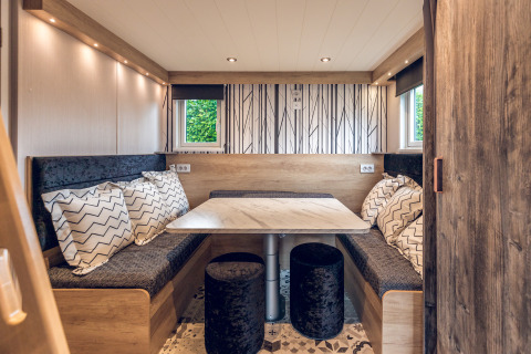 Zona de comedor en una tiny house del Holiday park Ackersate, Países Bajos, con decoración moderna y luminosa.