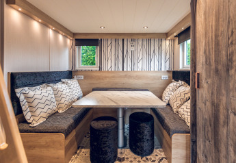 Zona de comedor en una tiny house del Holiday park Ackersate, Países Bajos, con decoración moderna y luminosa.