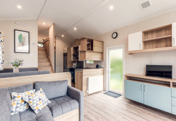 Helles, modernes Interieur einer Tiny House Lodge im Holiday Park Ackersate, Niederlande, mit Küche.