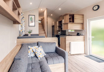 Moderne og kompakt stue og køkken i et tiny house ved Holiday park Ackersate, Nederlandene.