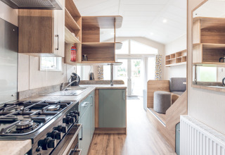 Moderne en lichte keuken en zitruimte in een tiny house lodge op Holiday park Ackersate, Nederland.