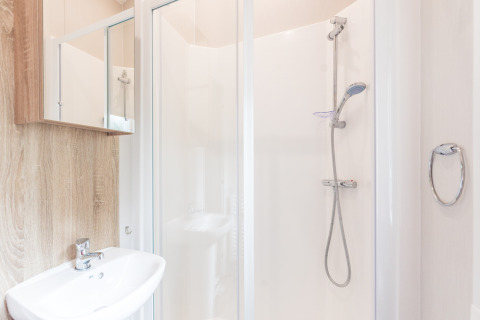 Bagno moderno con doccia, lavandino e specchio in una Tiny House all’Holiday park Ackersate, Paesi Bassi.