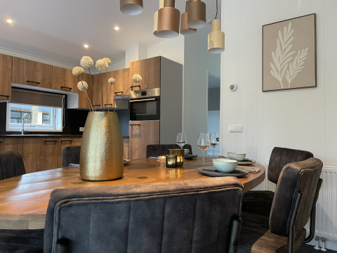 Moderne spisestue og køkken i træ ved Wood Cottage, Holiday park De Witte Berg, Nederlandene.