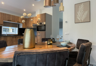 Moderne spisestue og køkken i træ ved Wood Cottage, Holiday park De Witte Berg, Nederlandene.