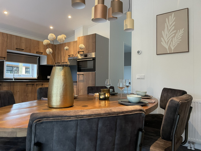 Modernes Esszimmer und Küche in Wood Cottage, Ferienpark De Witte Berg in den Niederlanden.