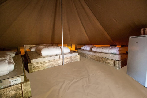 Innenaufnahme des Glamptent GT im Holiday Park BreeBronne in den Niederlanden mit Betten und Kühlschrank.