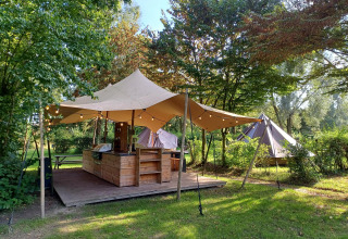 Glamptent GT lodge en Holiday Park BreeBronne, Países Bajos, tarima de madera, carpa y naturaleza.