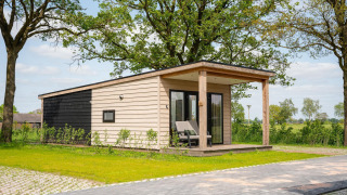 Wellness Lodge avec jacuzzi et sauna au Vakantiepark Hölter, Pays-Bas, entouré de verdure et de tranquillité.