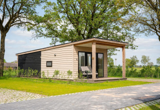 Wellness Lodge con jacuzzi e sauna al Vakantiepark Hölter, Paesi Bassi, immerso nel verde e nella natura.