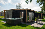 Wellness Lodge mit Jacuzzi und Sauna im Vakantiepark Hölte, Niederlande, moderne Hütte und Gartenbereich.