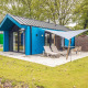 Chalet di caccia blu con sauna e patio esterno al Holiday park Ackersate, circondato dal verde nei Paesi Bassi.