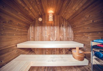 Innenansicht der Sauna im Jagdchalet im Holiday Park Ackersate, Niederlande, mit Holzbänken und Eimer.