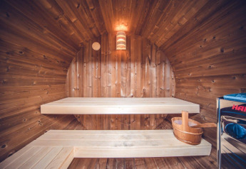 Vista interna della sauna nel chalet di caccia al Holiday park Ackersate, Paesi Bassi, con panche in legno.