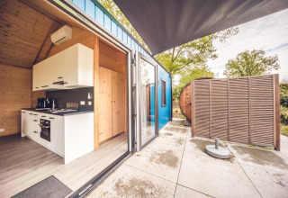 Moderno chalet de caza con sauna y terraza exterior en Holiday park Ackersate, Países Bajos, vista de la cocina.