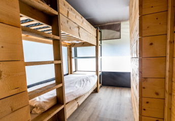 Innenaufnahme eines Safari-Zeltes mit Holz-Etagenbett im Ferienpark De Witte Berg in den Niederlanden.