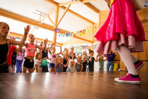 Niños participan en una actividad divertida en una tienda safari en Holiday park De Witte Berg, Países Bajos.