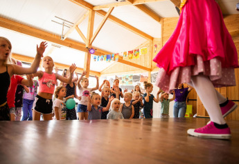 Kinderen doen mee aan een activiteit in een safaritent op vakantiepark De Witte Berg in Nederland.