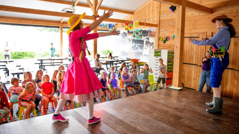 Niños observan una actuación teatral dentro de una tienda safari en el parque vacacional De Witte Berg.
