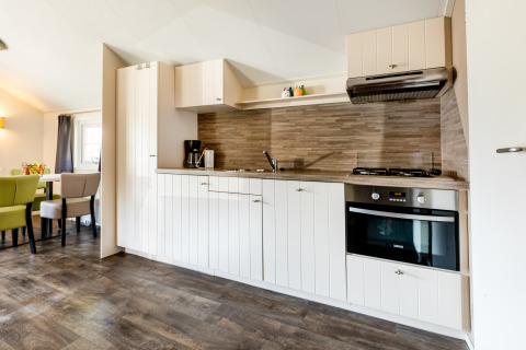 Moderne keuken in Forest Lodge bij De Witte Berg vakantiepark in Nederland, eetzone zichtbaar.
