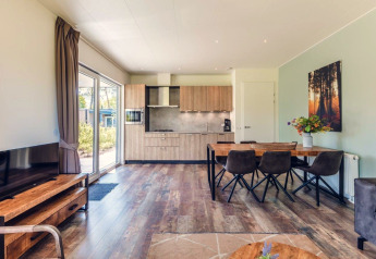 Helles Wohnzimmer und Küche in einer modernen Ferienvilla mit Sauna im Holiday park Ackersate, Niederlande.