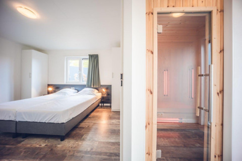 Moderne ferievilla med dobbeltseng og indendørs sauna på Holiday park Ackersate i Holland.
