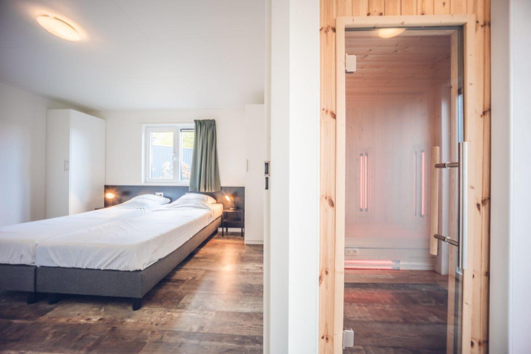 Villa vacacional moderna con cama doble y sauna privada en Holiday park Ackersate en los Países Bajos.