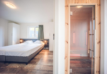 Moderne vakantievilla met tweepersoonsbed en privé sauna bij Holiday park Ackersate in Nederland.